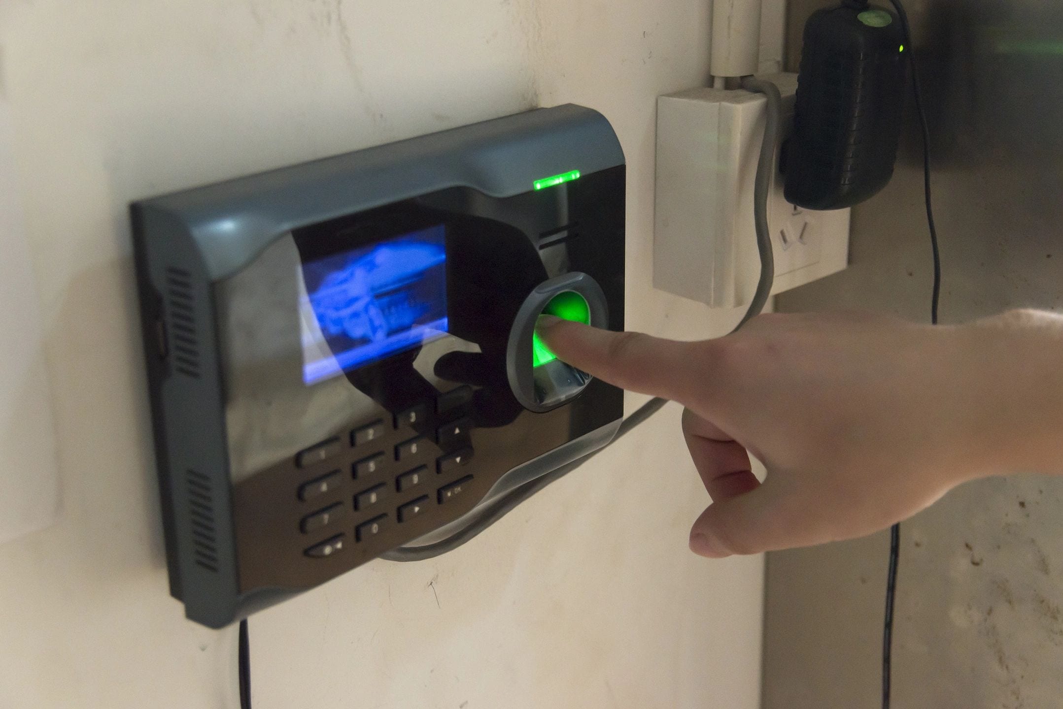 LiveScan 2 Go A person is touching the finger on an electronic device.